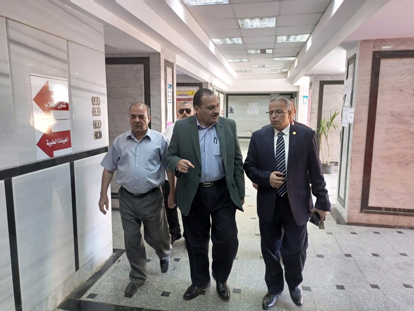 نائب رئيس جامعة بنها لشئون التعليم والطلاب يواصل جولاته لمتابعة أعمال الكشف الطبي للطلاب الجدد