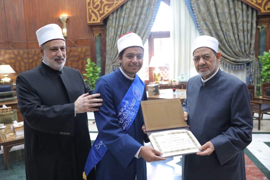 بالصور: الإمام الأكبر يكرم أوائل الثانوية الأزهرية ويحرص على التقاط الصور التذكارية معهم
