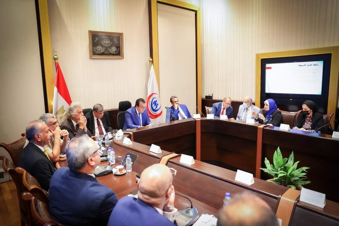 وزير الصحة يرأس اجتماع اللجنة العليا للتكليف.. ويؤكد أهمية منظومة التكليف في توفير احتياجات القطاع الصحي