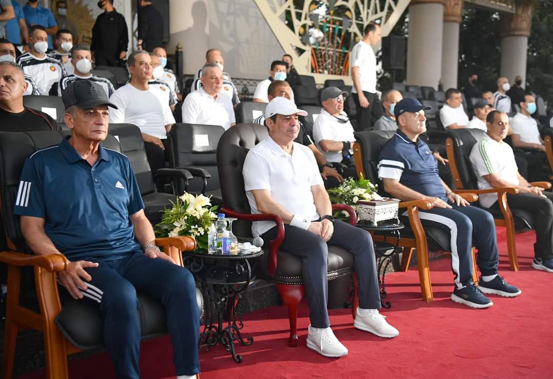 الرئيس السيسى يتفقد الكلية الحربية ويعقد لقاء مع الطلبة"