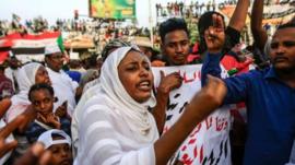 المحتجون في السودان يطالبون بانتقال فوري إلى حكم مدني