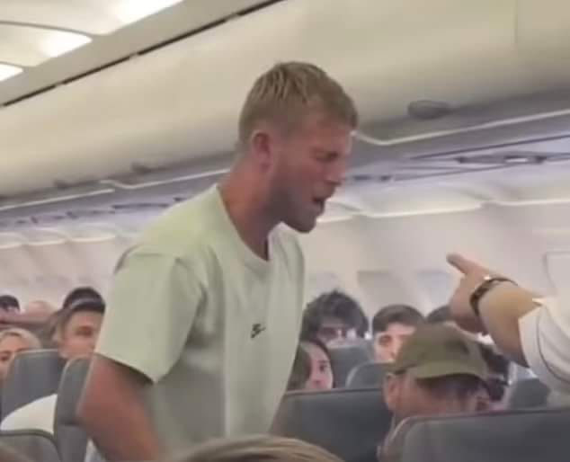 لحظات مرعبة.. شاب يحاول فتح باب الطائرة أثناء تحليقها في الجو يثير رعب الركاب