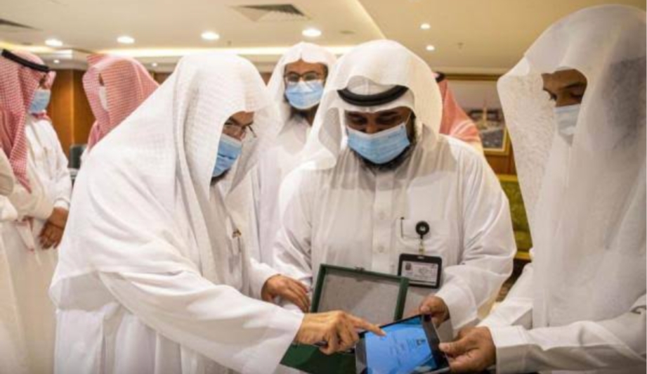 شؤون الحرمين تطلق مبادرة "مبصرون" وتهدي مصاحف "برايل" للمكفوفين في المسجد الحرام