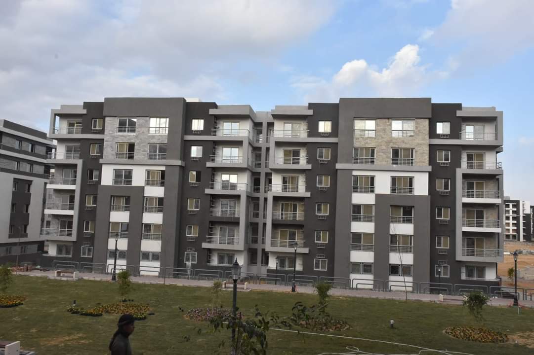 وزير الإسكان يتابع ما يتم تنفيذه من مشروعات بمدينة القاهرة الجديدة