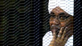 هل يجب أن يحاكم البشير داخل السودان أم خارجه؟