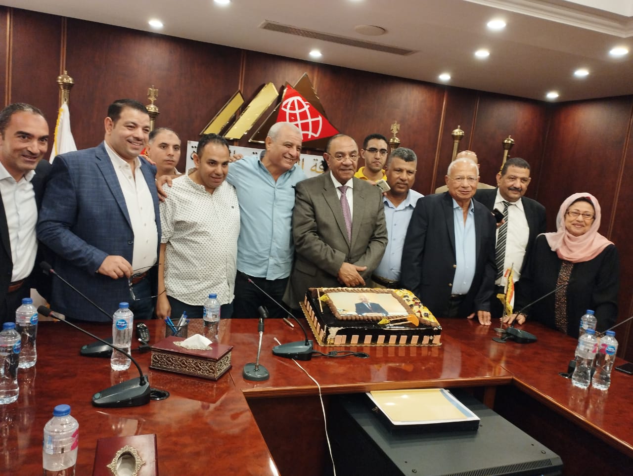 احتشاد العاملين لتهنئة النائب عادل ناصر بتنفيذ حكم عودته رئيسا لتجارية الجيزة