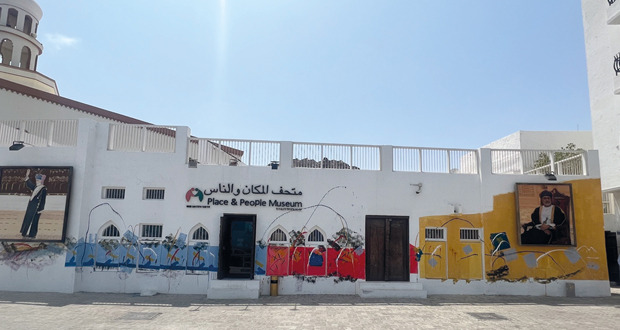 "النهضة المتجددة".. جدارية ثلاثية الألوان ترمز إلى مسيرة بناء عُمان