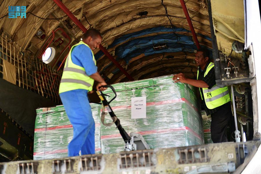 مركز الملك سلمان للإغاثة يواصل توزيع المساعدات الإغاثية لمتضرري الزلزال في محافظة إدلب السورية