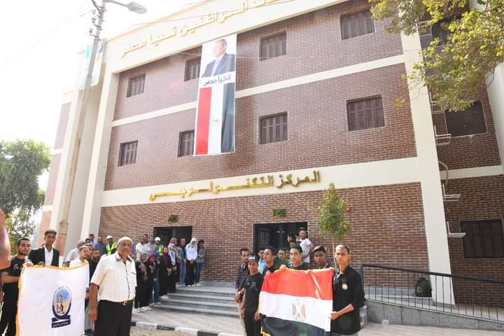 محافظ قنا يصطحب طلاب جامعة جنوب الوادى فى جولة لمشروعات حياة كريمة بدشنا