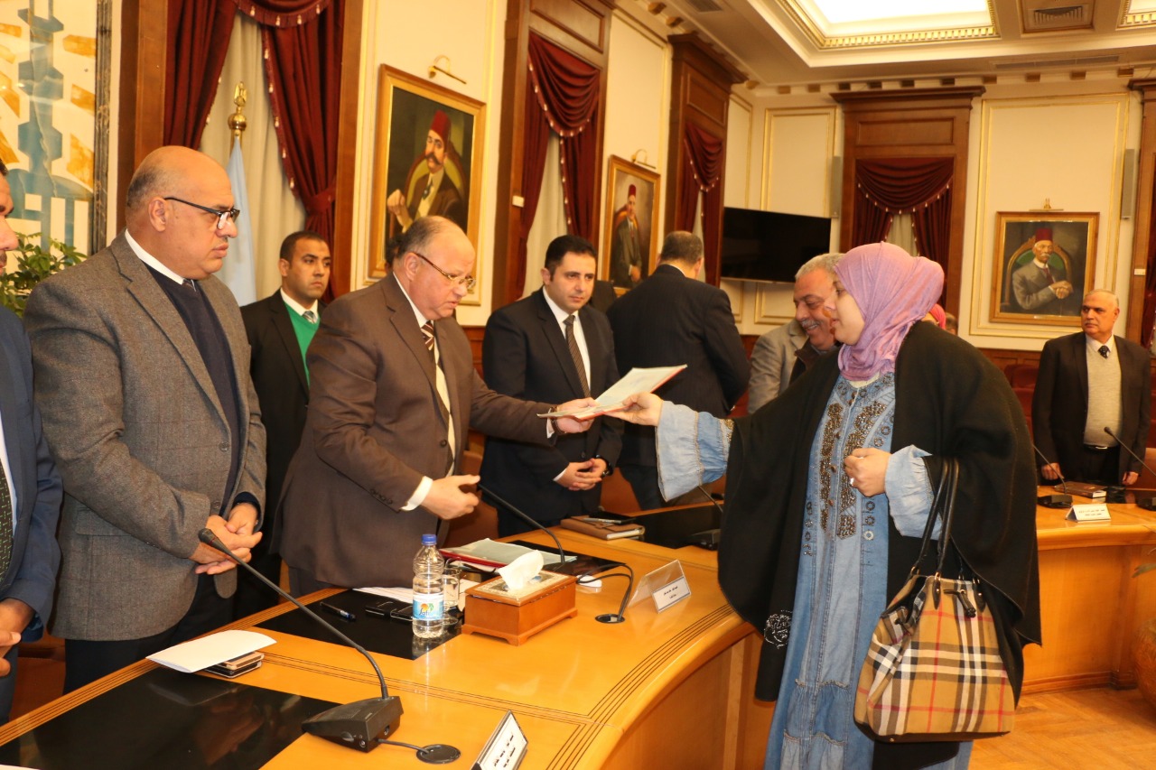 بالصور.. 4وحدات سكنية لحالات قاسية ووظائف لذوي الاحتياجات الخاصة من محافظ القاهرة