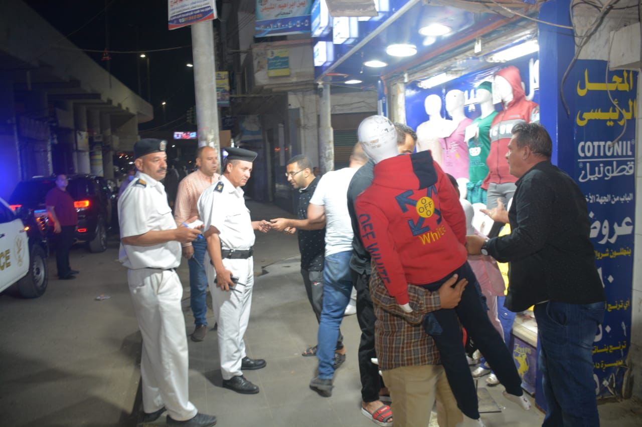 محافظ القليوبية يقود حملة مسائية لإزالة الإشغالات والتعديات علي أرصفة المُشاه والطريق العام ويتابع تطبيق قرار المواعيد الشتوية لغلق المحال التجارية والورش بمدن بنها وكفر شكر