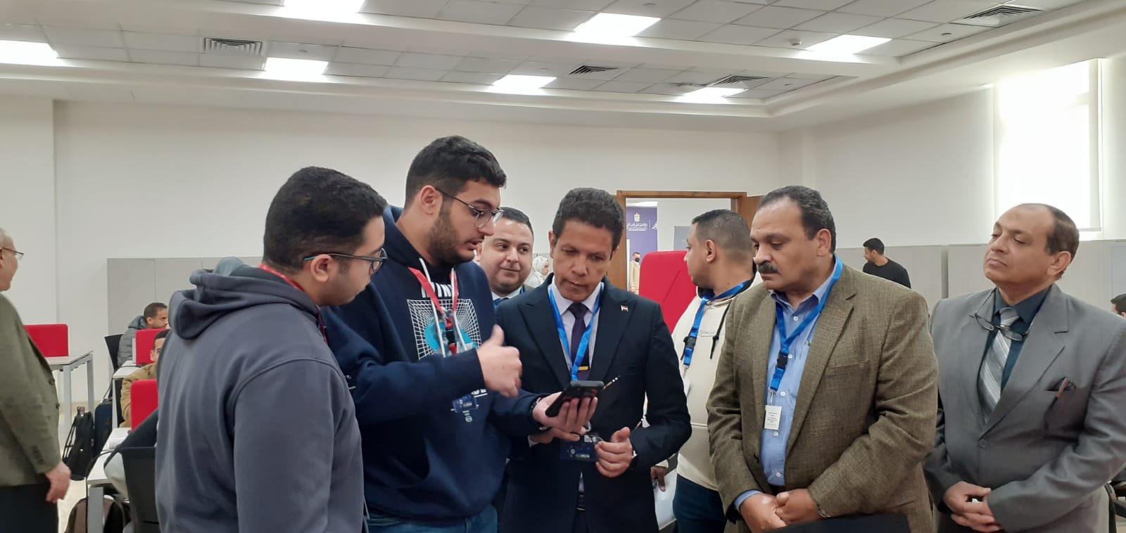 رئيس جامعة بنها يتفقد فعاليات هاكاثون التقنيات الناشئة لتمكين ذوي الهمم 