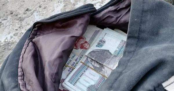 موتوسيكل عليه شيكارة فلوس يثير دهشة أهالي سوهاج