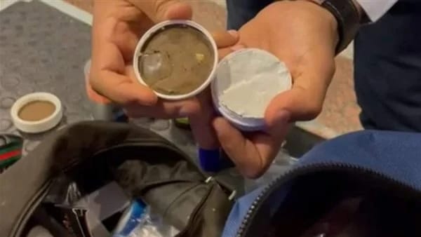 جمارك مطار الغردقةتضبط راكب فرنسي أخفى مخدر الحشيش داخل علب كريم.. 