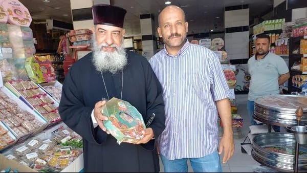راعى كنيسة الأقباط الكاثوليك يوزع حلوى المولد على المسلمين بالغردقة