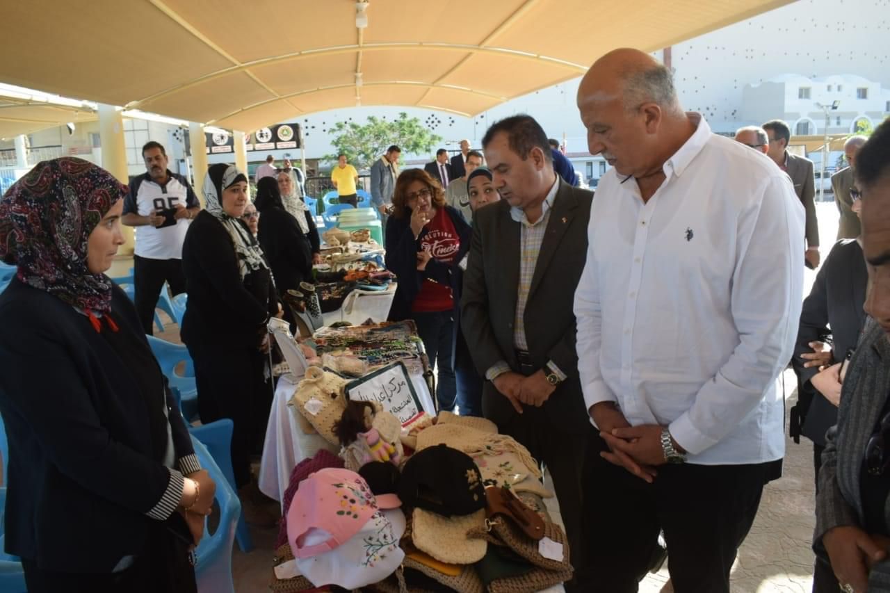 بمشاركة ٣٧عارض .. سكرتير عام البحر الأحمر يفتتح معرض بصمة تراثنا لمنتجات الحرف التراثية واليدوية بالبحر الأحمر