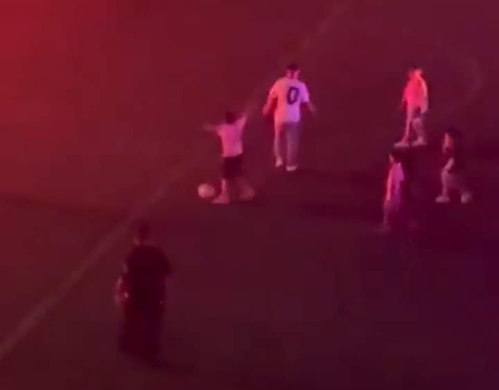 المشاغب تياغو لا يتوقف أبدًا.. تياغو ميسي يضع الكرة بين قدمي والده خلال تحيته لجماهير إنتر ميامي