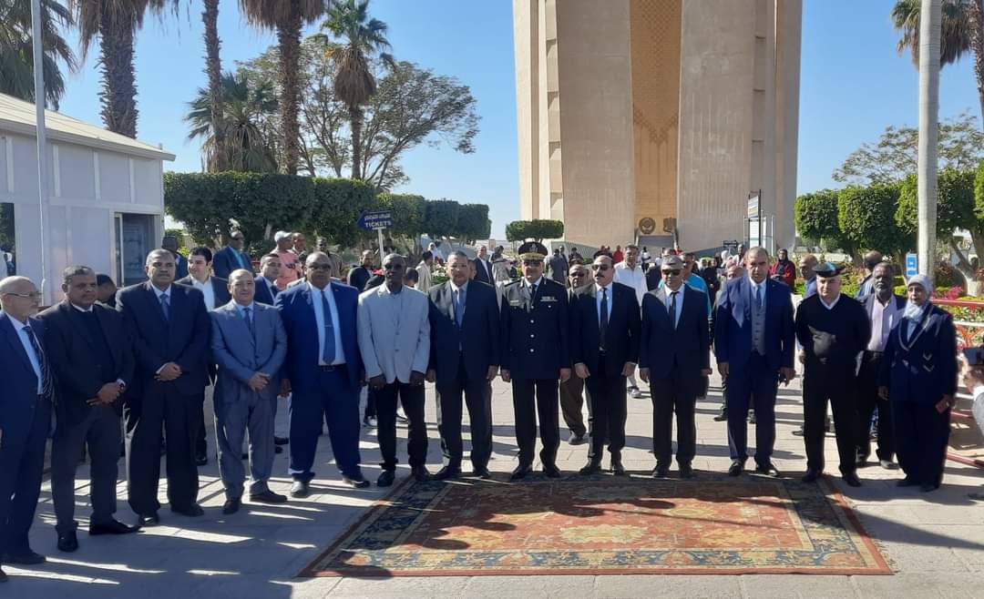 محافظ أسوان يعلن بدء الاحتفال بالعيد القومي بايقاد الشعلة أمام رمز الصداقة 