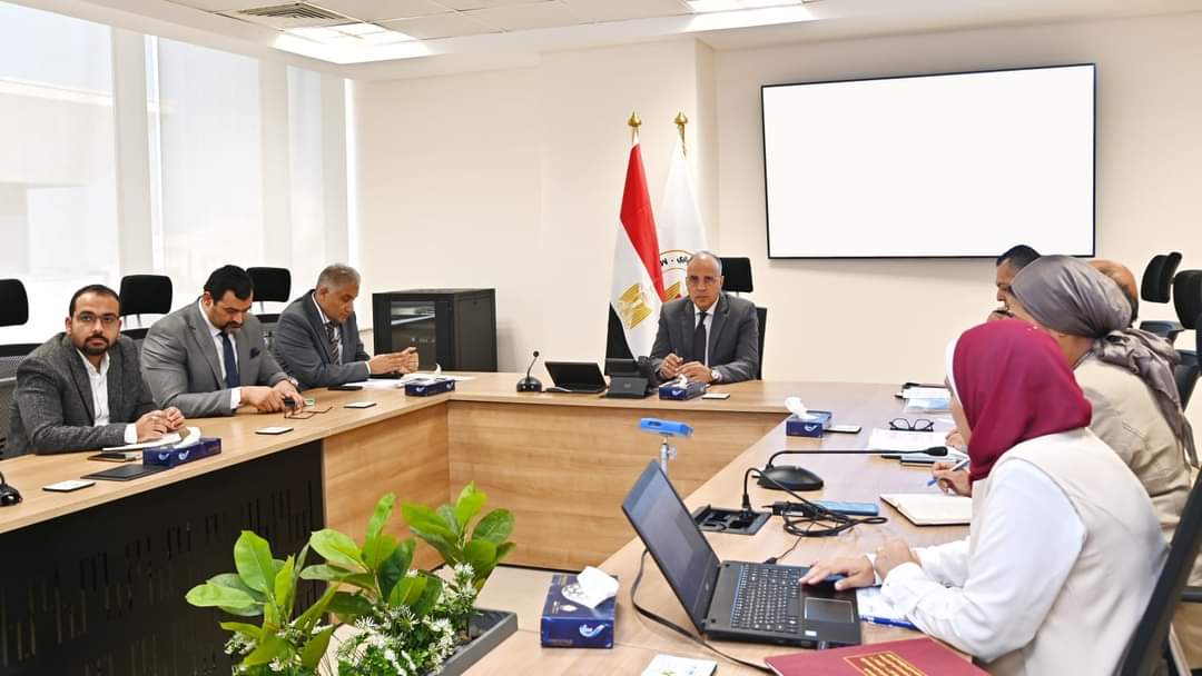 الدكتور سويلم يتابع ضوابط استخدام المياه الجوفية ومنظومة المراقبة والتحكم في الآبار الجوفية