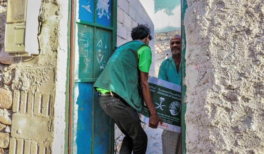 مركز الملك سلمان للإغاثة يوزع سلال غذائية وتمر وشاحنات غذائية إلى عدة محافظات يمنية