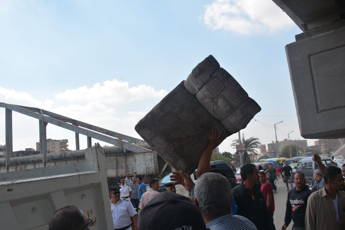 خلال جولة بمدينة بنها....محافظ القليوبية يقود حملة لإزالة الإشغالات والتعديات على أرصفة المُشاة والطريق العام بمنطقة وابور الثلج بمدينة بنها 