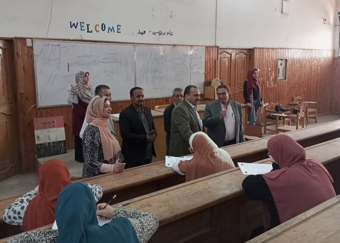 نائب رئيس جامعة بنها يتفقد الامتحانات بكلية التربية النوعية