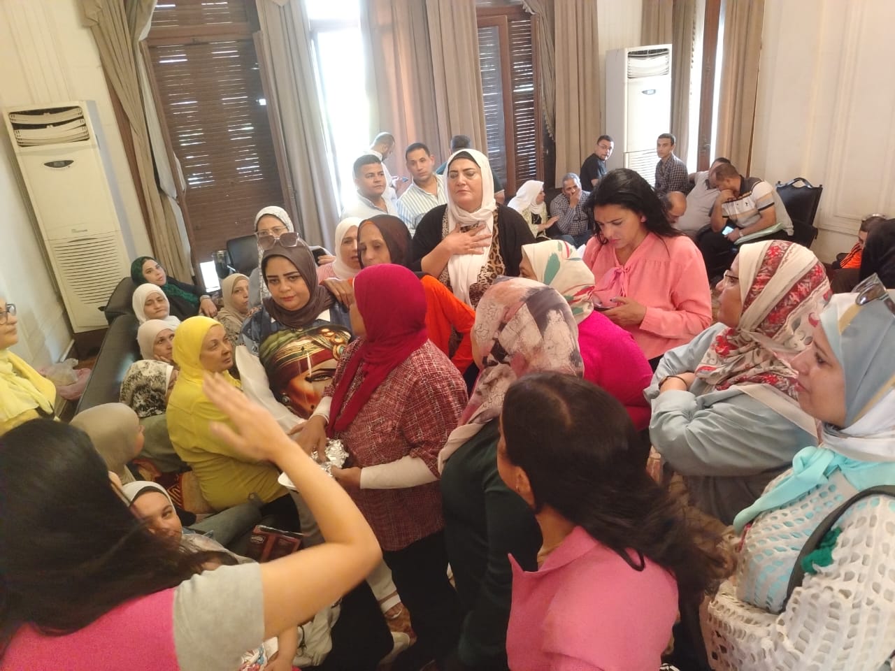 بالصور: سيدات الوفد ينفجرن غضباً ويعلن المبيت بالاعتصام حتى تنفيذ مطالبهم 