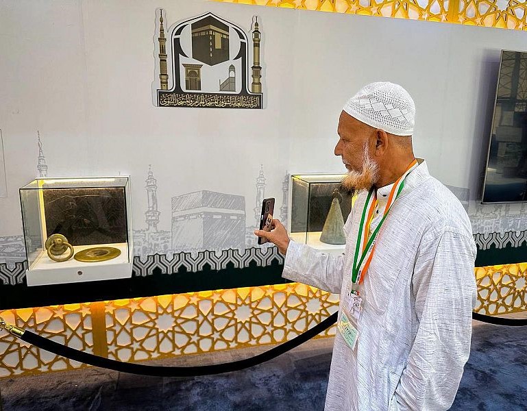 شؤون الحرمين تثري تجربة الزوار بتاريخ الحرمين الشريفين عبر المعرض الإثرائي وتقنية الواقع الافتراضي