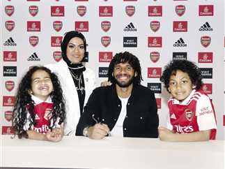 الننى يحتفل بتجديد عقده مع الارسنال فى الغردقة