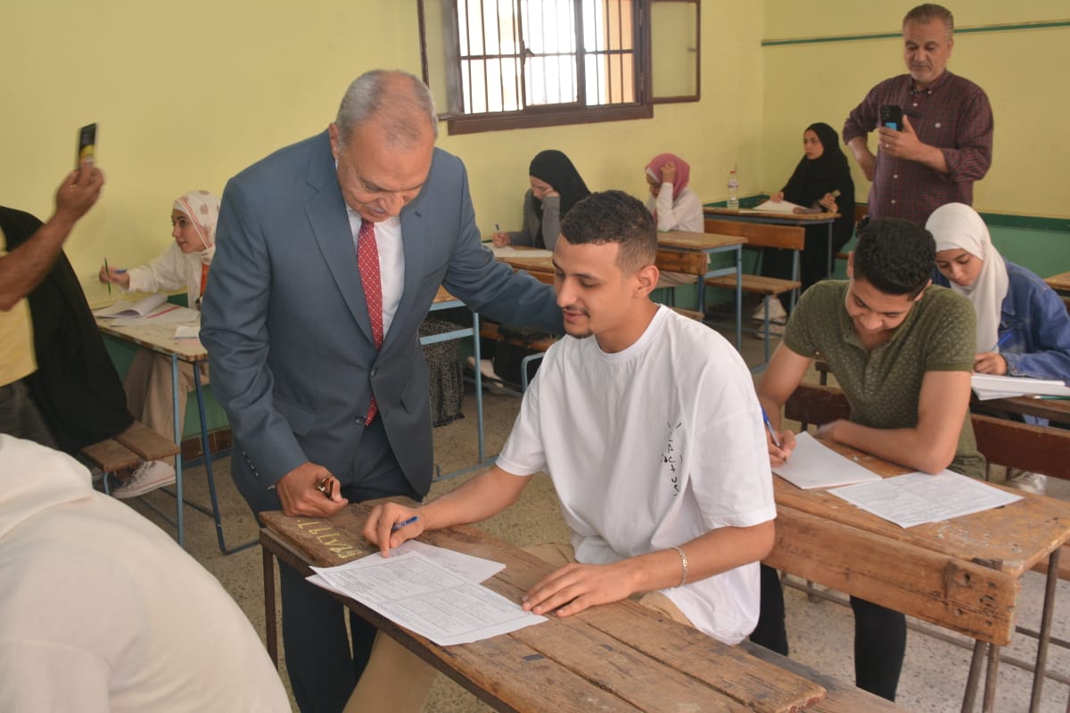 محافظ القليوبية يتفقد لجان الدبلومات الفنية للاطمئنان علي سير الامتحانات