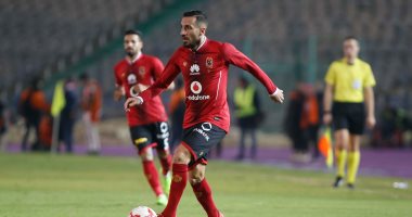 عمرو بركات يغادر مران الأهلى بعد إصابته.. ويوسف يطمئن على "معلول"