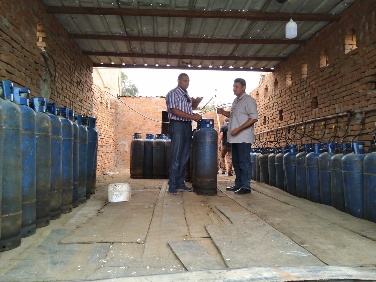 البحيرة...ضبط مصنع أكياس يدار بدون ترخيص و140 اسطوانه غاز تجارية كبيرة