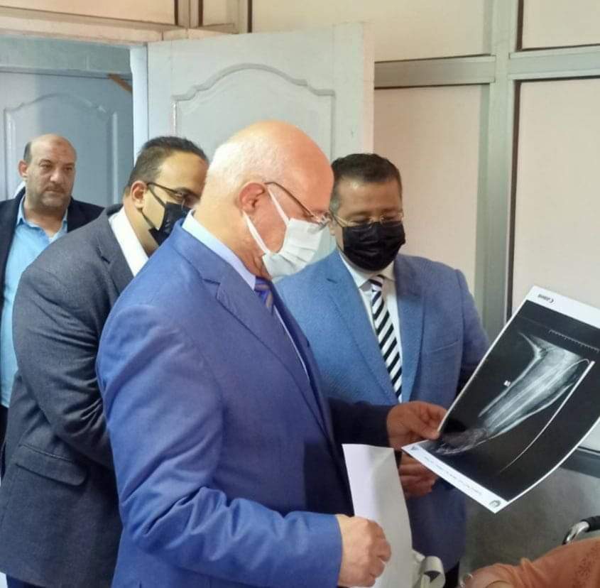 رئيس جامعة بنها يطمئن على طالبة أصيبت فى حادث تصادم