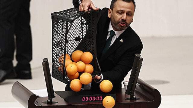 انهيار الليرة التركية ونائب البرتقال يعترض على ارتفاع سعر الأسمدة