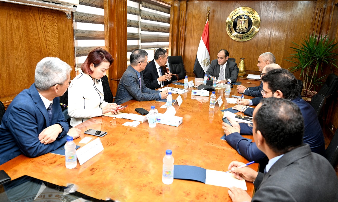 خلال لقاء وزير التجارة والصناعة بوفد شركة ريتشي التايوانية ومجموعة العربي سمير: مشروع جديد لانتاج كومبروسر التكييف في مصر باستثمارات 33 مليون دولار وبطاقة انتاجية تبلغ 6 مليون وحدة سنوياً