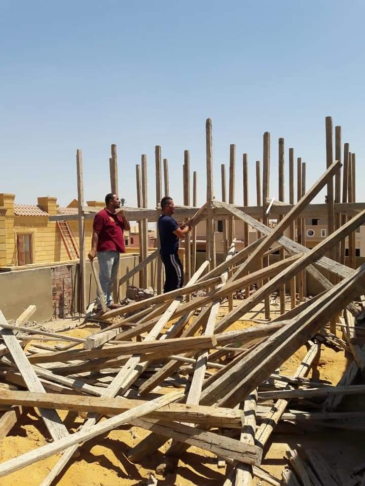 رئيس جهاز "الشروق" : إزالة فورية لـ3 مخالفات بناء في مهدها والتحفظ على أدوات ومواد البناء واتخاذ الإجراءات القانونية ضد أصحاب المخالفات