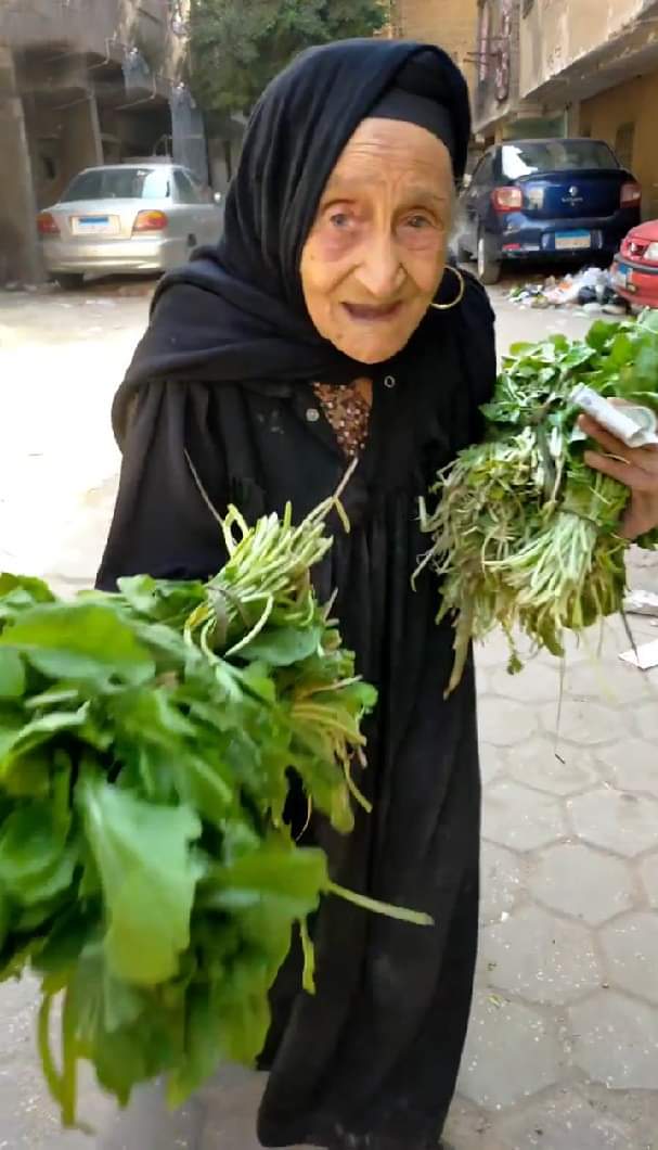 امرأة بـ100 رجل.. مسنة بعمر 89 سنة تجوب الشوارع لبيع "الجرجير" ساعية لكسب رزقها تثير الإعجاب