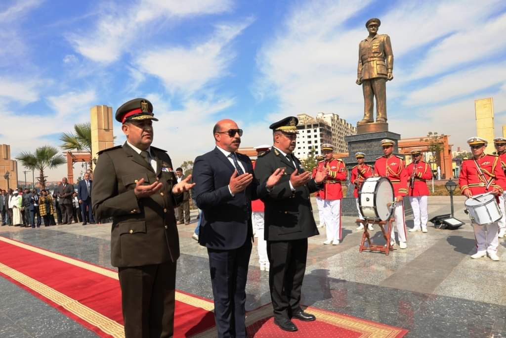 محافظ أسوان يقوم بإيقاد الشعلة برمز الصداقة  المصرية الروسية بالسد العالى .. ويضع إكليل الزهور على النصب التذكاري للشهداء ايذانا ببدء احتفالات المحافظة بعيدها القومى