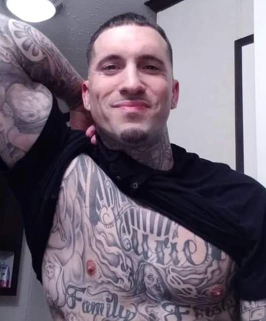 لص رومانسي يسطو على امرأة ثم يطلب الارتباط بها!