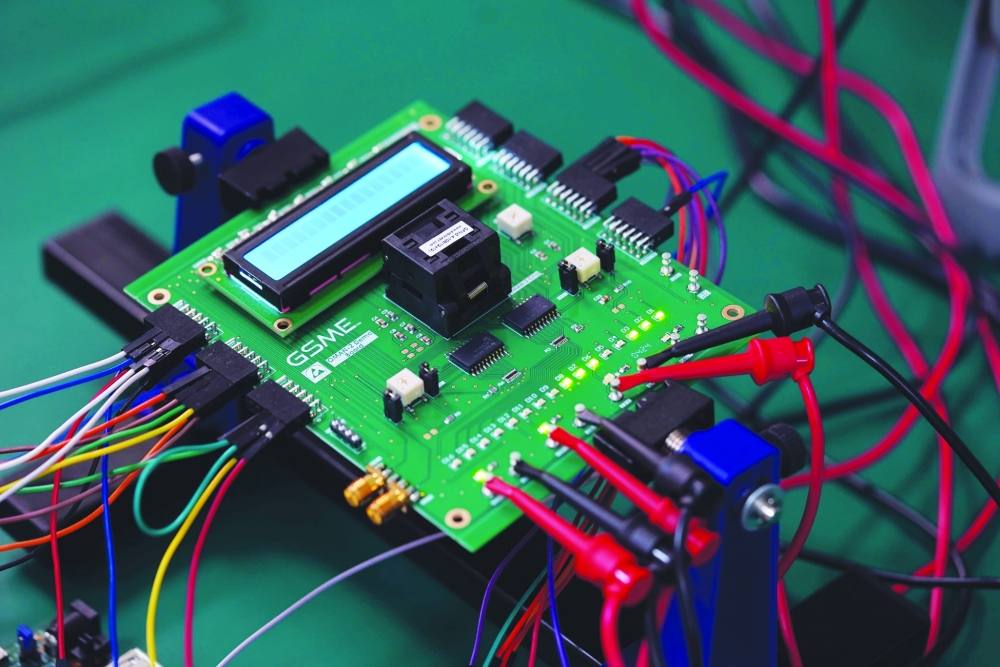 سلطنة عمان أول دولة خليجية تصمم شرائح أشباه الموصلات بأياد عاملة وطنية