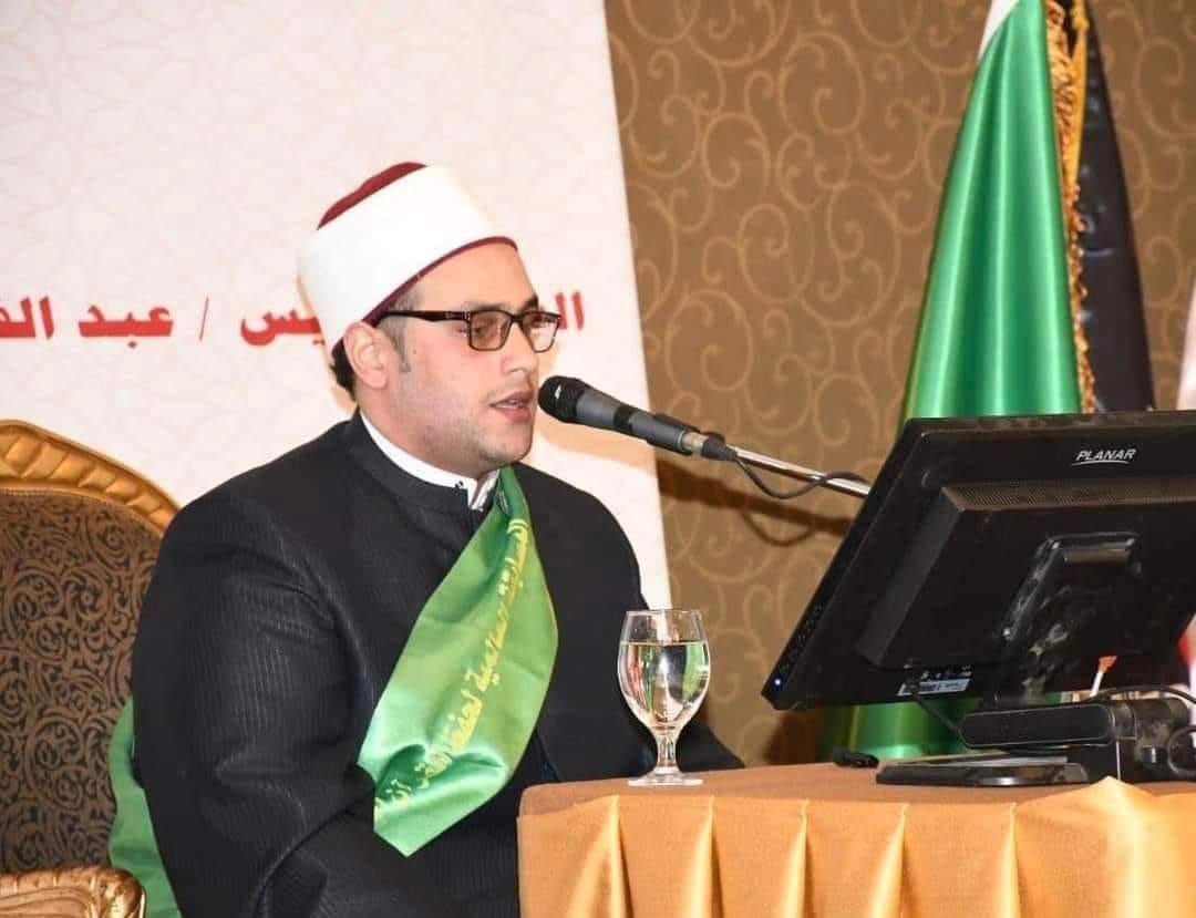 الفائز بمسابقة حفظ القرآن الكريم يهدى الجائزة لوالديه