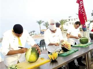 مهرجان النحت على البطيخ يبهر سائحى الغردقة