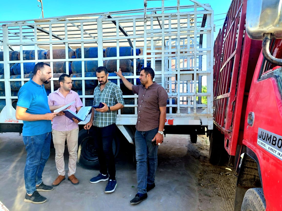 بالصور : ضبط 325 اسطوانه غاز تم تجميعهم لإعادة بيعهم بالسوق السوداء و تاجر تموينى لتجميعه سلع تموينية بمبلغ 22500 جنية لتحقيق أرباح غير مشروعة.