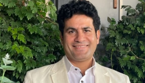 متطوعون من مؤسسة "ياقوت للتنمية المجتمعية" يشاركون في بروفا حفل "كتف في كتف"