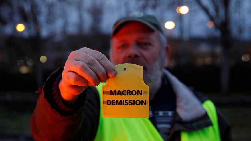 باريس ترفع آثار الاحتجاجات.. وماكرون يستعد للرد على "السترات الصفراء"