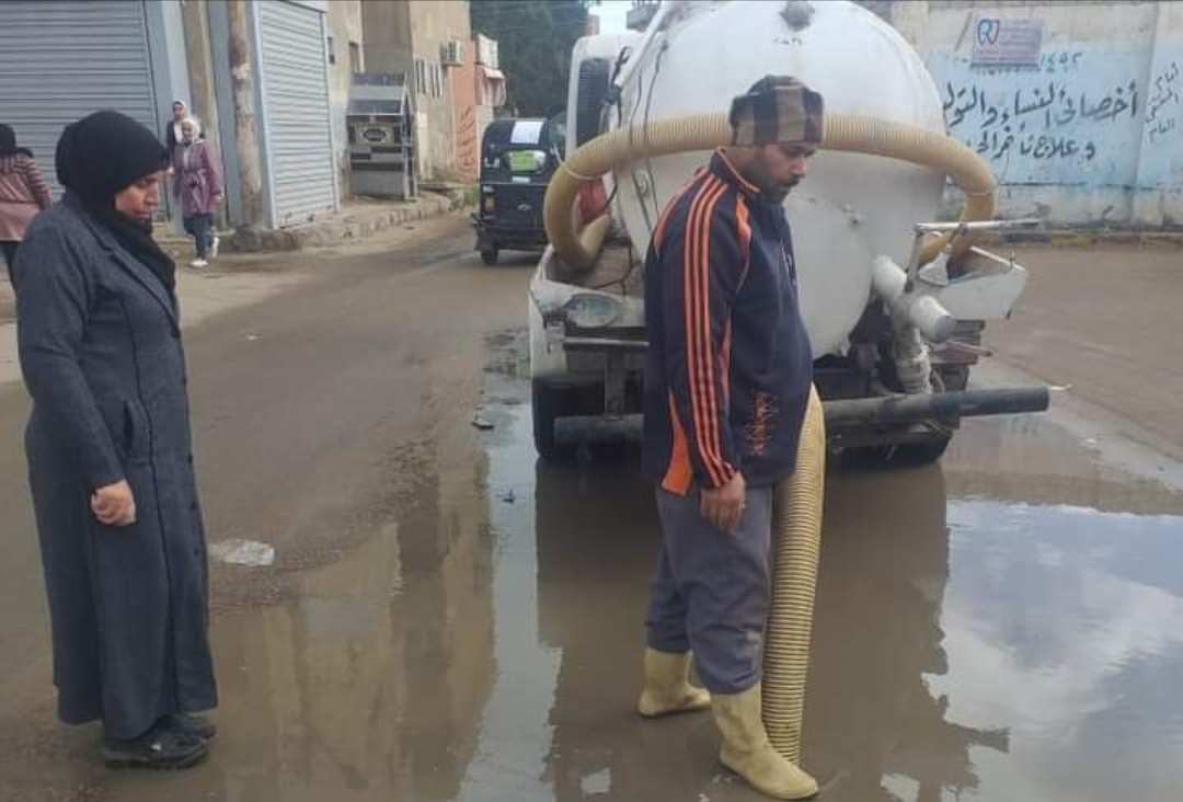 البحيرة تدفع بـ ١٣٠٠ معدة لرفع تراكمات مياه الأمطار وتهيب مواطنيها بالبقاء فى منازلهم 