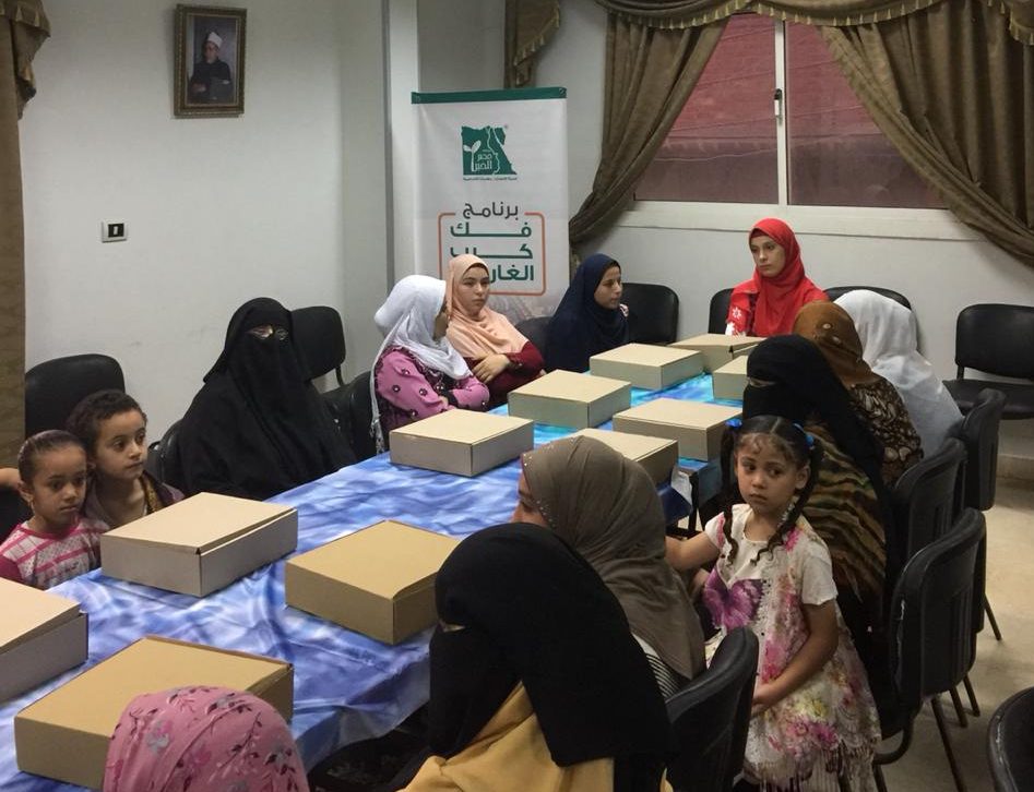 برنامج الغارمين بمؤسسة مصر الخير ينظم حفل إفطار للعاملين بمصنع الكليم بقرية افطيح