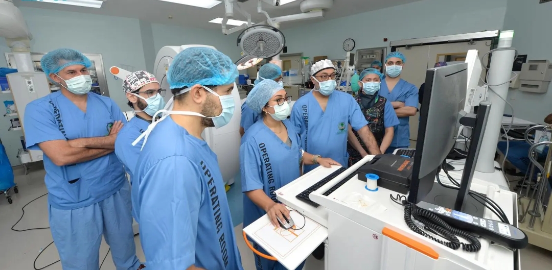 مستشفى سعودي يستخدم روبوتا لزراعة شرائح داخل المخ لتحديد البؤر الصرعية