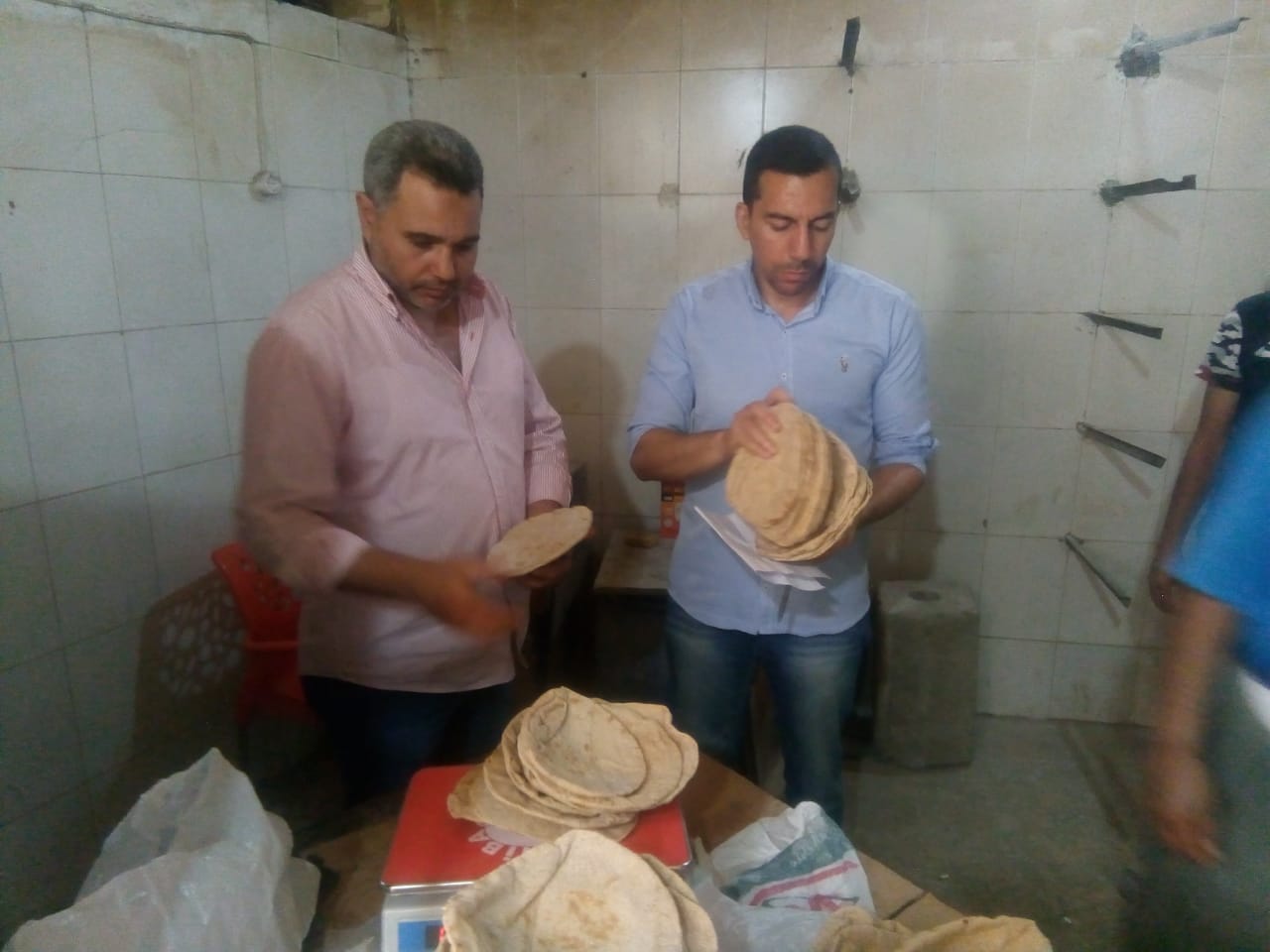 ضبط 4 مخابز لتصرفهم فى67 شيكارة دقيق مدعم وتحرير 52 محضر بالبحيرة 