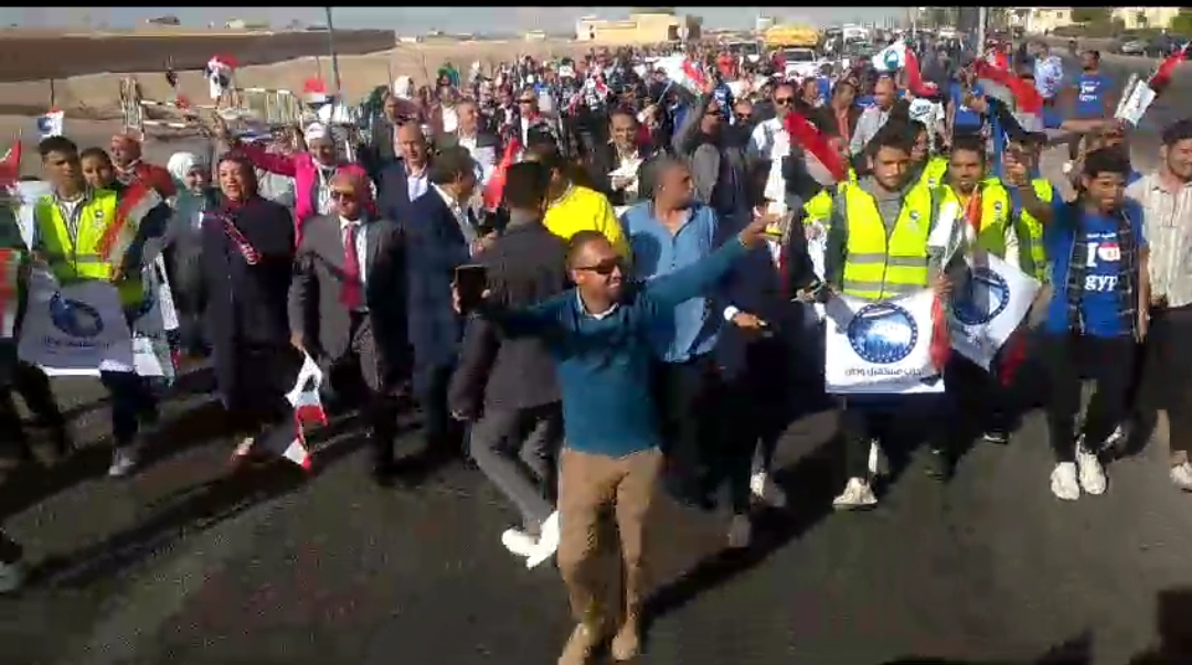 حشود كبيرة أمام لجنة الوافدين عمال السياحة بمدرسة رجاك بالغردقة في ثاني أيام الانتخابات الرئاسية